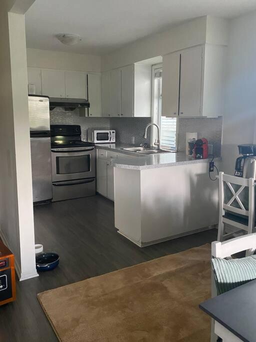 4 Bedroom Upper Level Kits Home バンクーバー エクステリア 写真