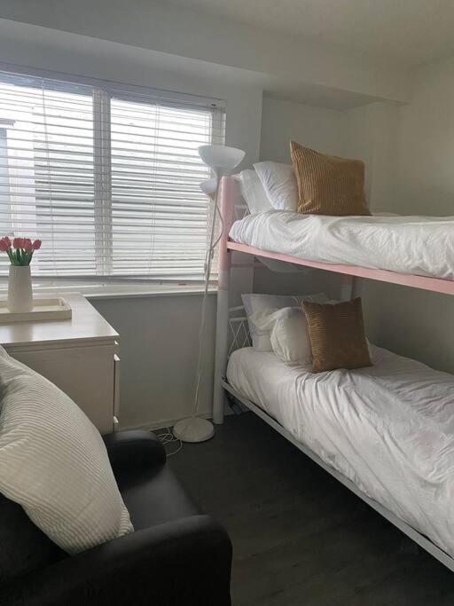4 Bedroom Upper Level Kits Home バンクーバー エクステリア 写真