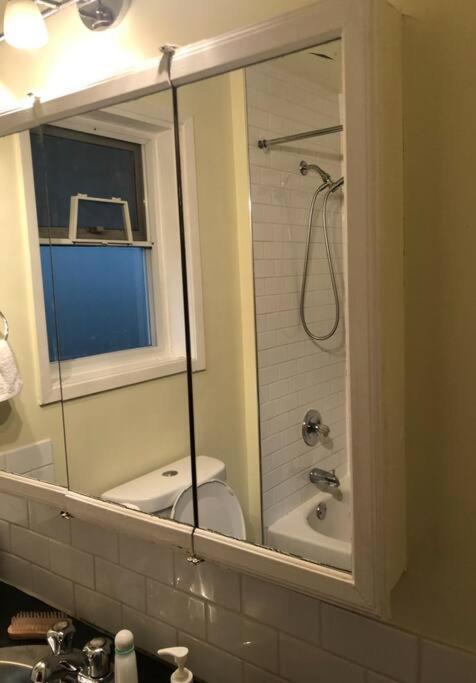 4 Bedroom Upper Level Kits Home バンクーバー エクステリア 写真