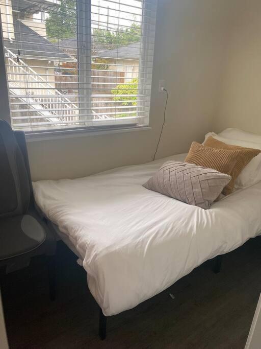 4 Bedroom Upper Level Kits Home バンクーバー エクステリア 写真