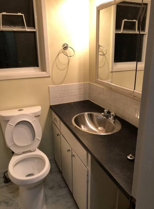 4 Bedroom Upper Level Kits Home バンクーバー エクステリア 写真
