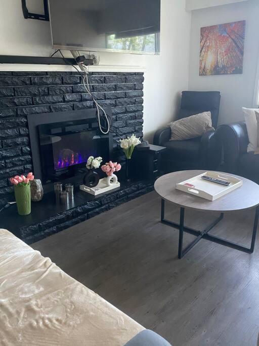 4 Bedroom Upper Level Kits Home バンクーバー エクステリア 写真