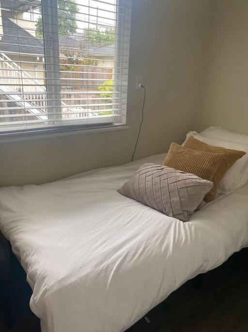 4 Bedroom Upper Level Kits Home バンクーバー エクステリア 写真