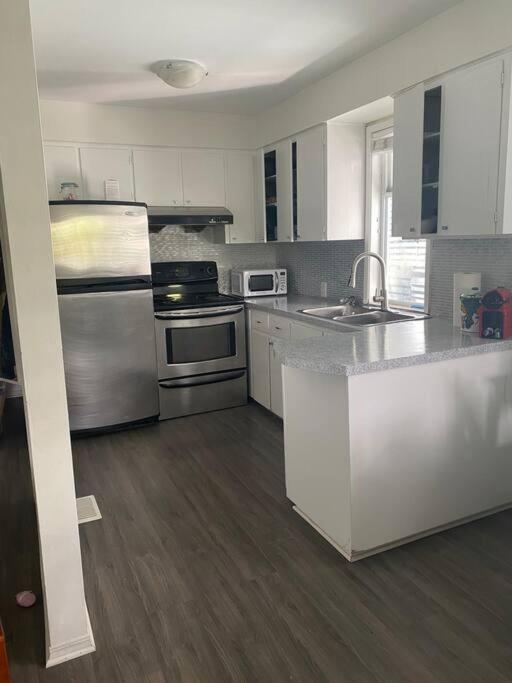 4 Bedroom Upper Level Kits Home バンクーバー エクステリア 写真