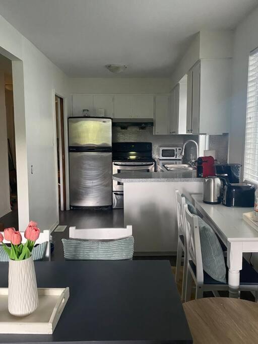 4 Bedroom Upper Level Kits Home バンクーバー エクステリア 写真