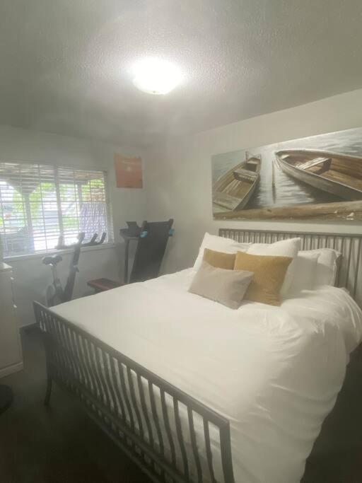 4 Bedroom Upper Level Kits Home バンクーバー エクステリア 写真