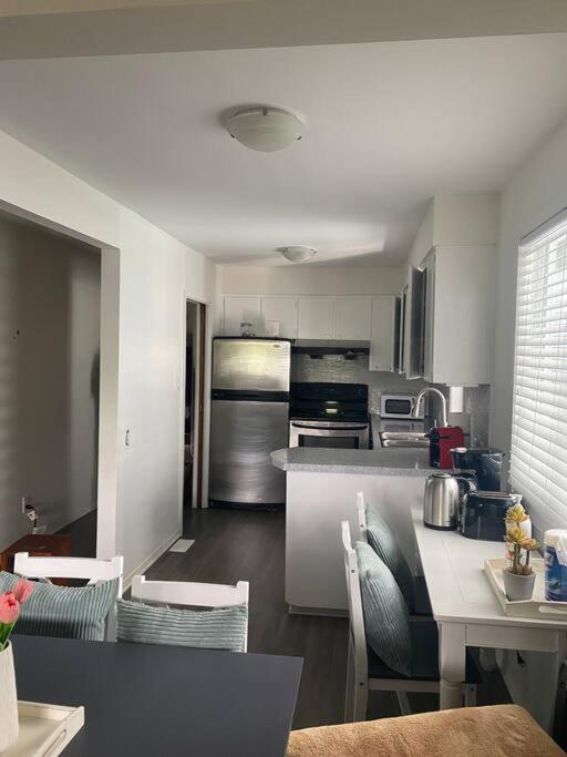 4 Bedroom Upper Level Kits Home バンクーバー エクステリア 写真