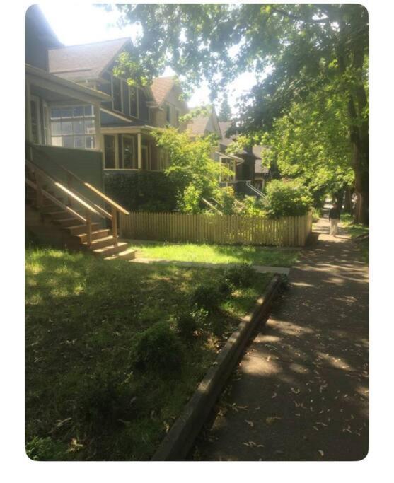 4 Bedroom Upper Level Kits Home バンクーバー エクステリア 写真