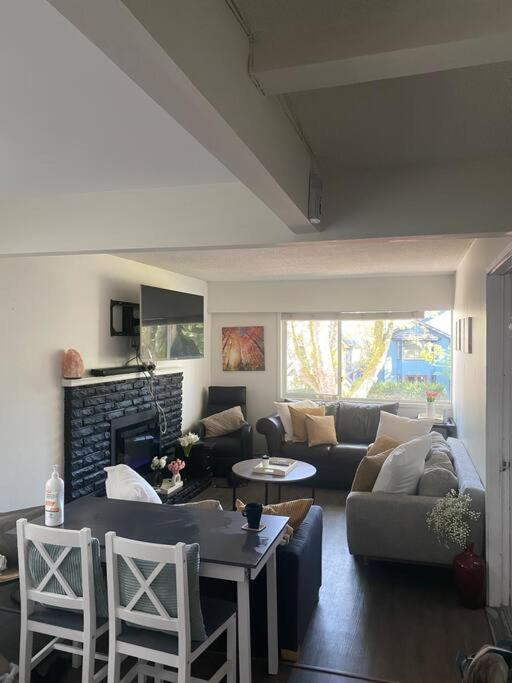4 Bedroom Upper Level Kits Home バンクーバー エクステリア 写真