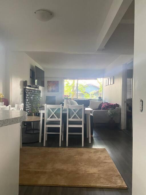 4 Bedroom Upper Level Kits Home バンクーバー エクステリア 写真