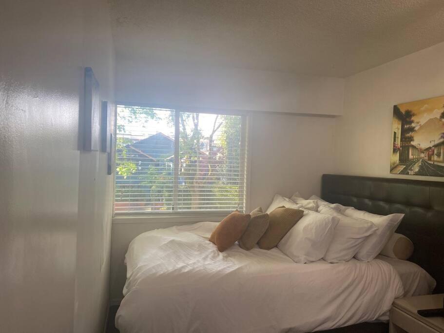 4 Bedroom Upper Level Kits Home バンクーバー エクステリア 写真