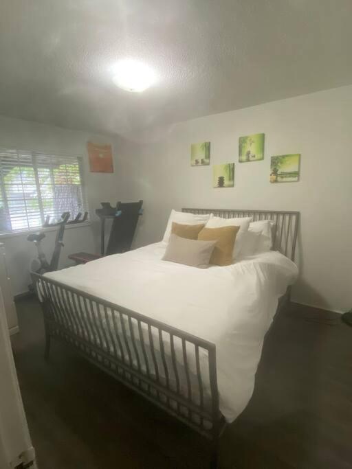 4 Bedroom Upper Level Kits Home バンクーバー エクステリア 写真