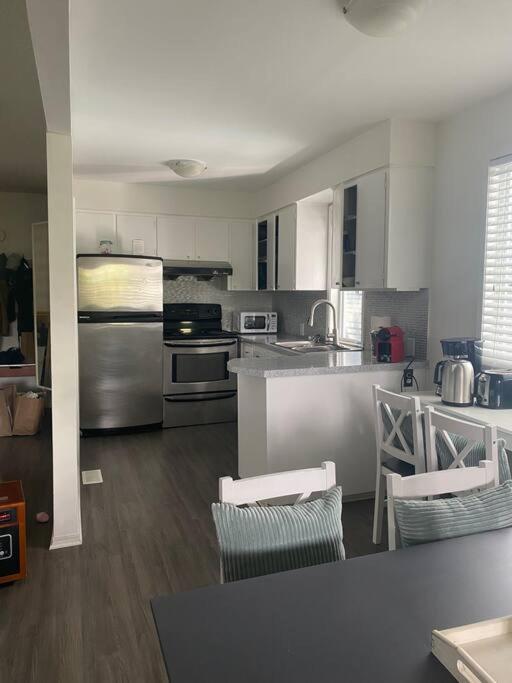 4 Bedroom Upper Level Kits Home バンクーバー エクステリア 写真