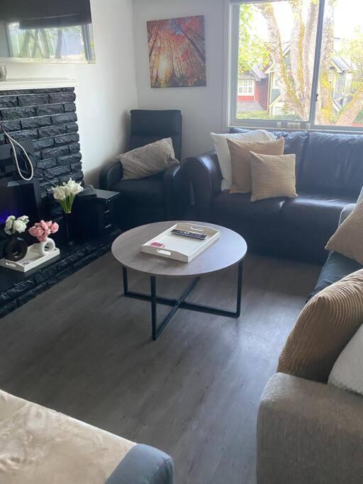 4 Bedroom Upper Level Kits Home バンクーバー エクステリア 写真