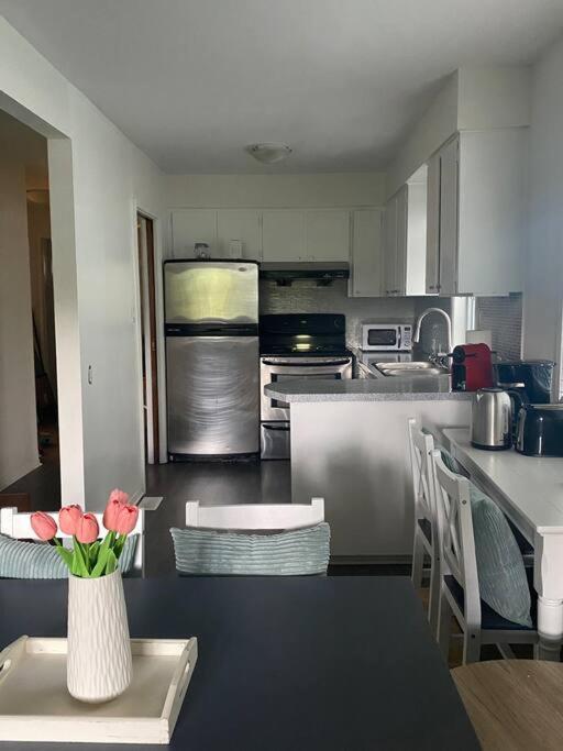 4 Bedroom Upper Level Kits Home バンクーバー エクステリア 写真