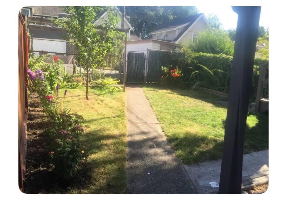 4 Bedroom Upper Level Kits Home バンクーバー エクステリア 写真