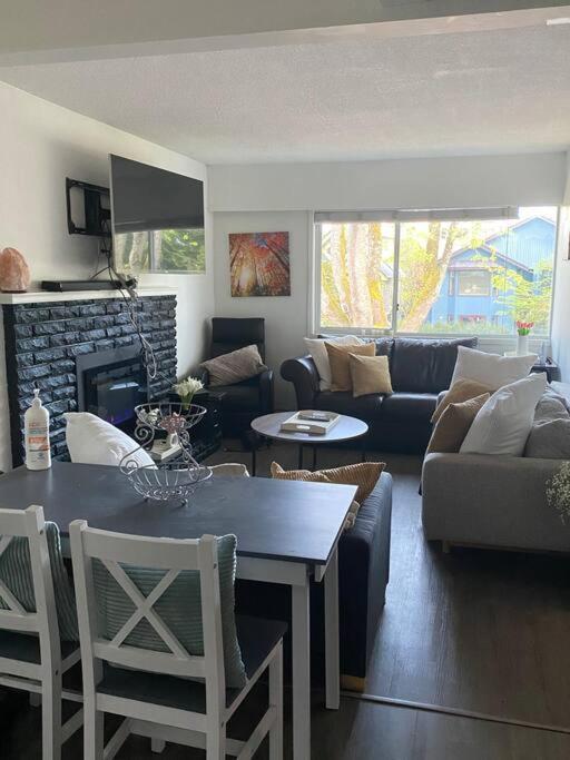 4 Bedroom Upper Level Kits Home バンクーバー エクステリア 写真