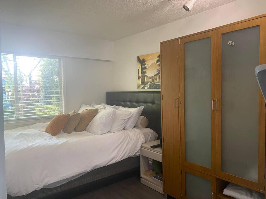 4 Bedroom Upper Level Kits Home バンクーバー エクステリア 写真