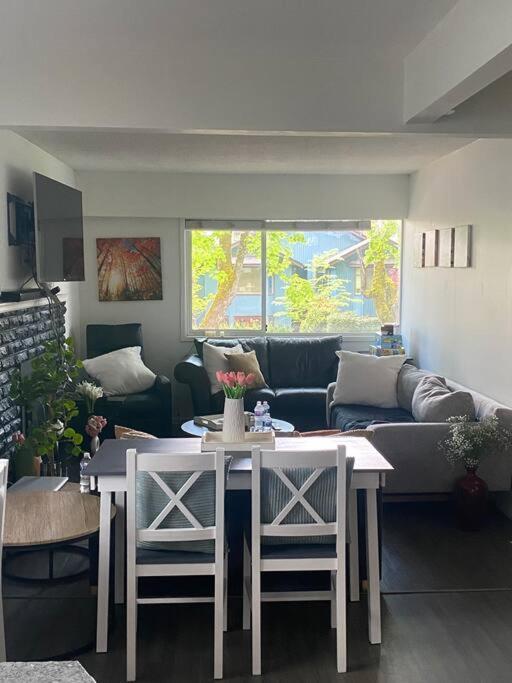 4 Bedroom Upper Level Kits Home バンクーバー エクステリア 写真