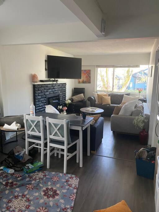 4 Bedroom Upper Level Kits Home バンクーバー エクステリア 写真