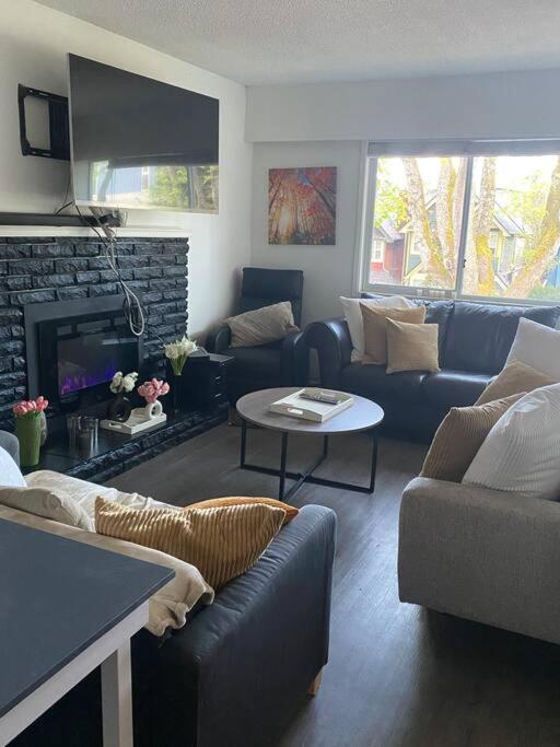 4 Bedroom Upper Level Kits Home バンクーバー エクステリア 写真